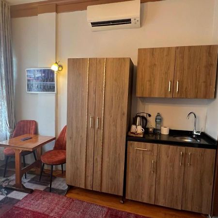 April Hotel Istanbul Bagian luar foto