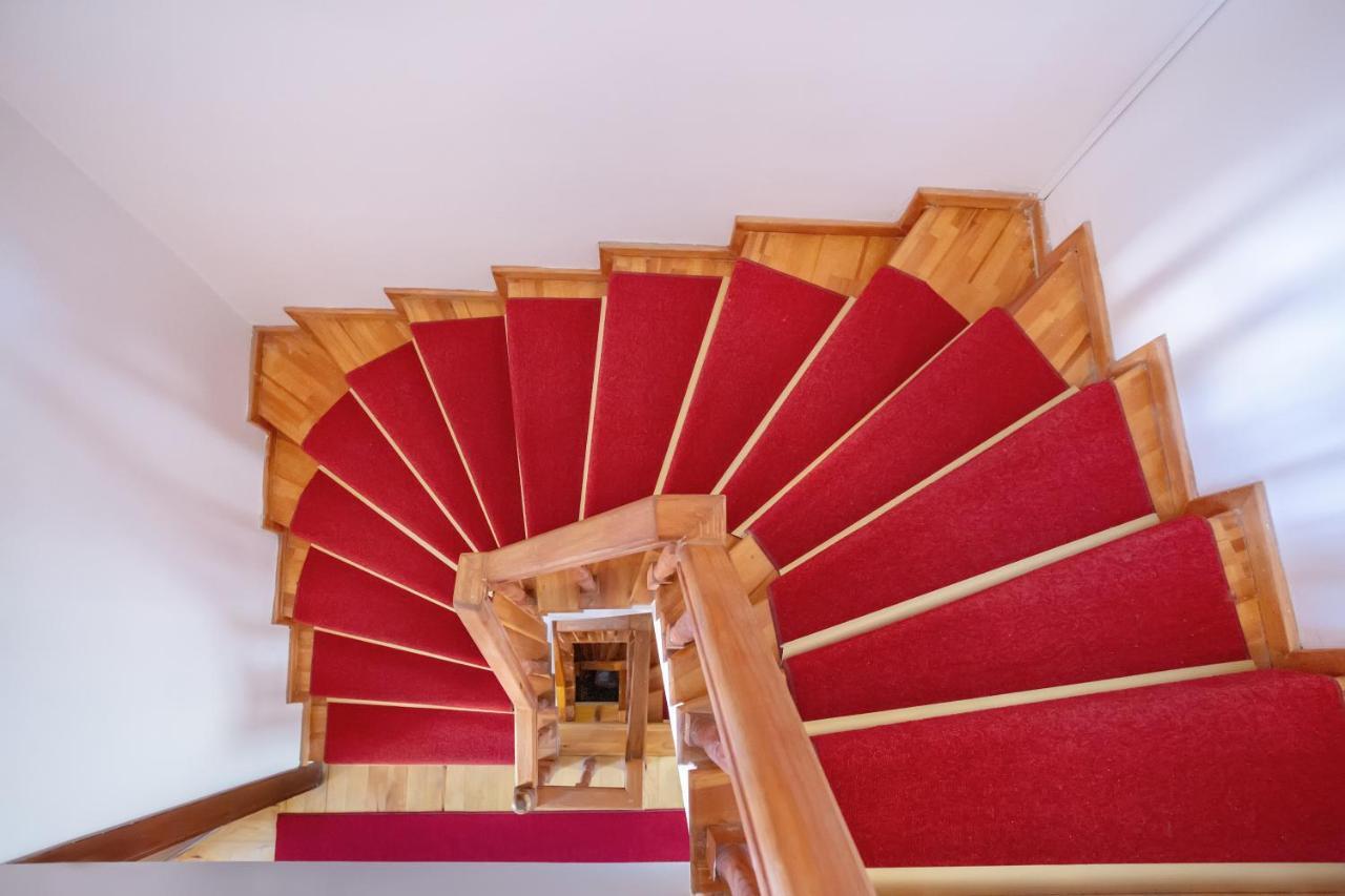 April Hotel Istanbul Bagian luar foto