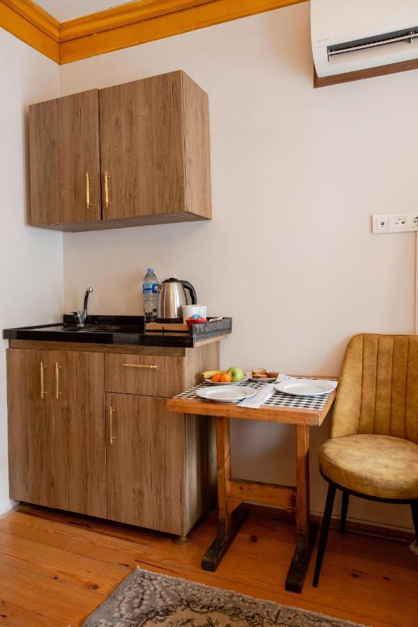 April Hotel Istanbul Bagian luar foto