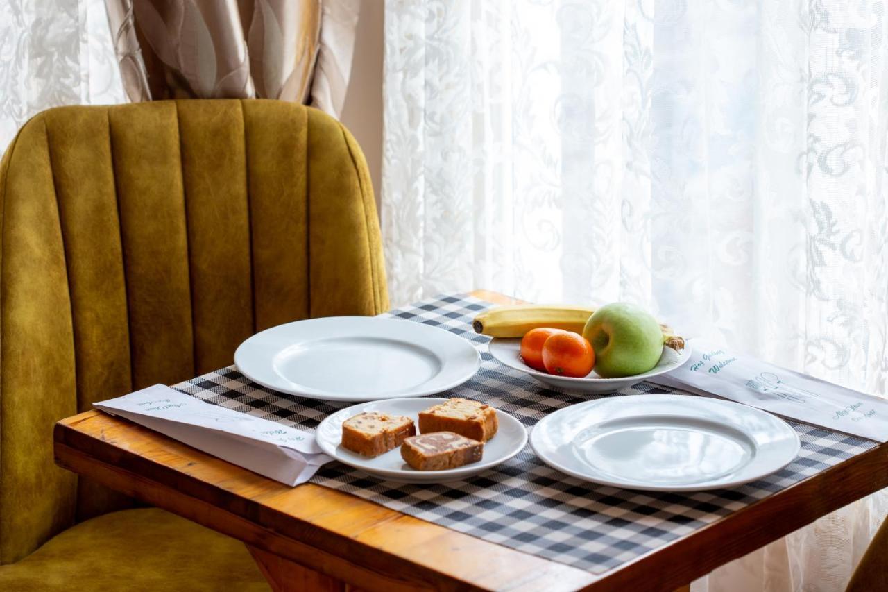April Hotel Istanbul Bagian luar foto