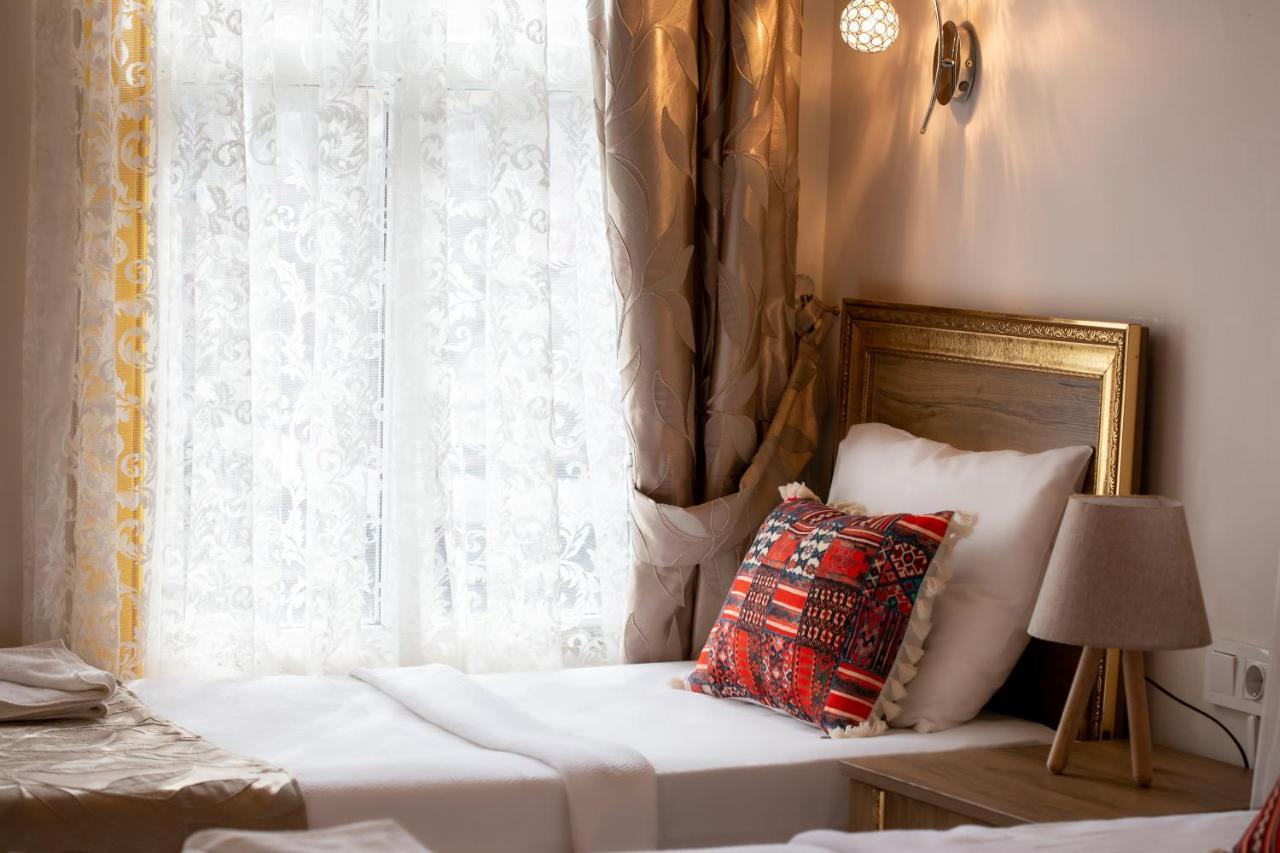 April Hotel Istanbul Bagian luar foto