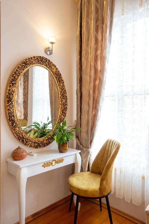 April Hotel Istanbul Bagian luar foto