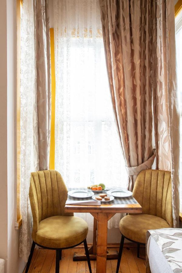 April Hotel Istanbul Bagian luar foto
