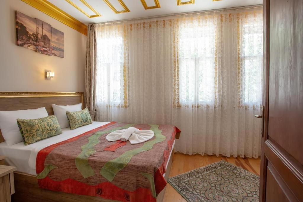 April Hotel Istanbul Bagian luar foto