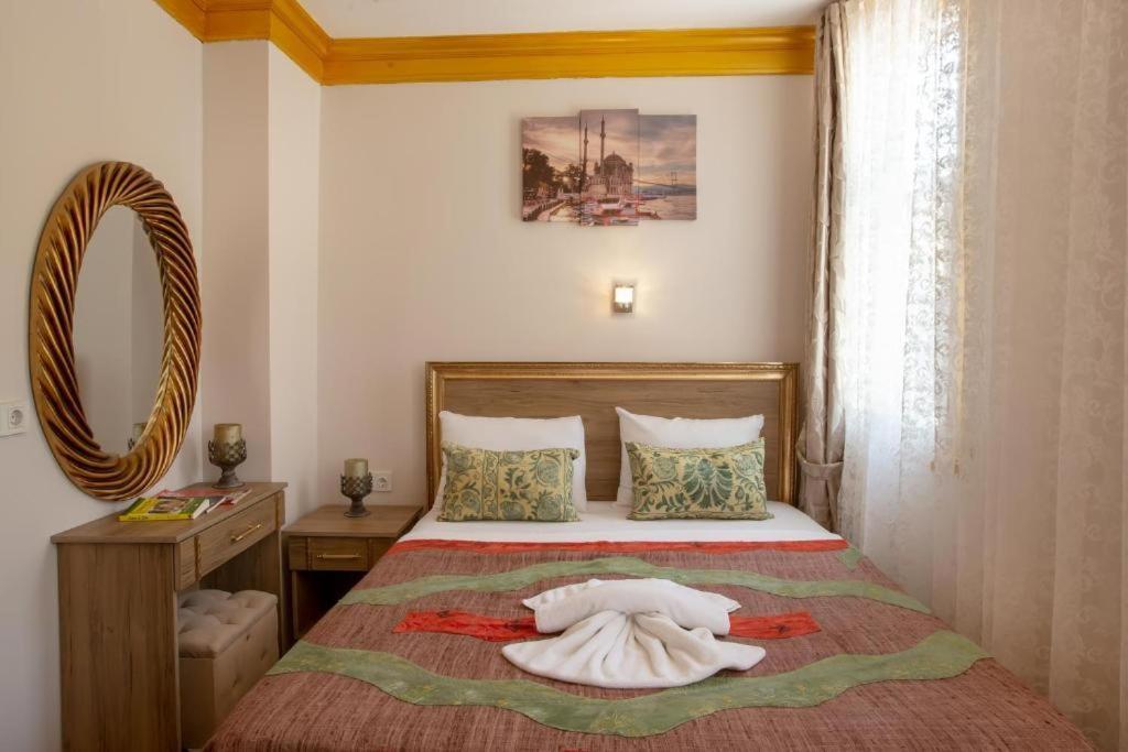 April Hotel Istanbul Bagian luar foto