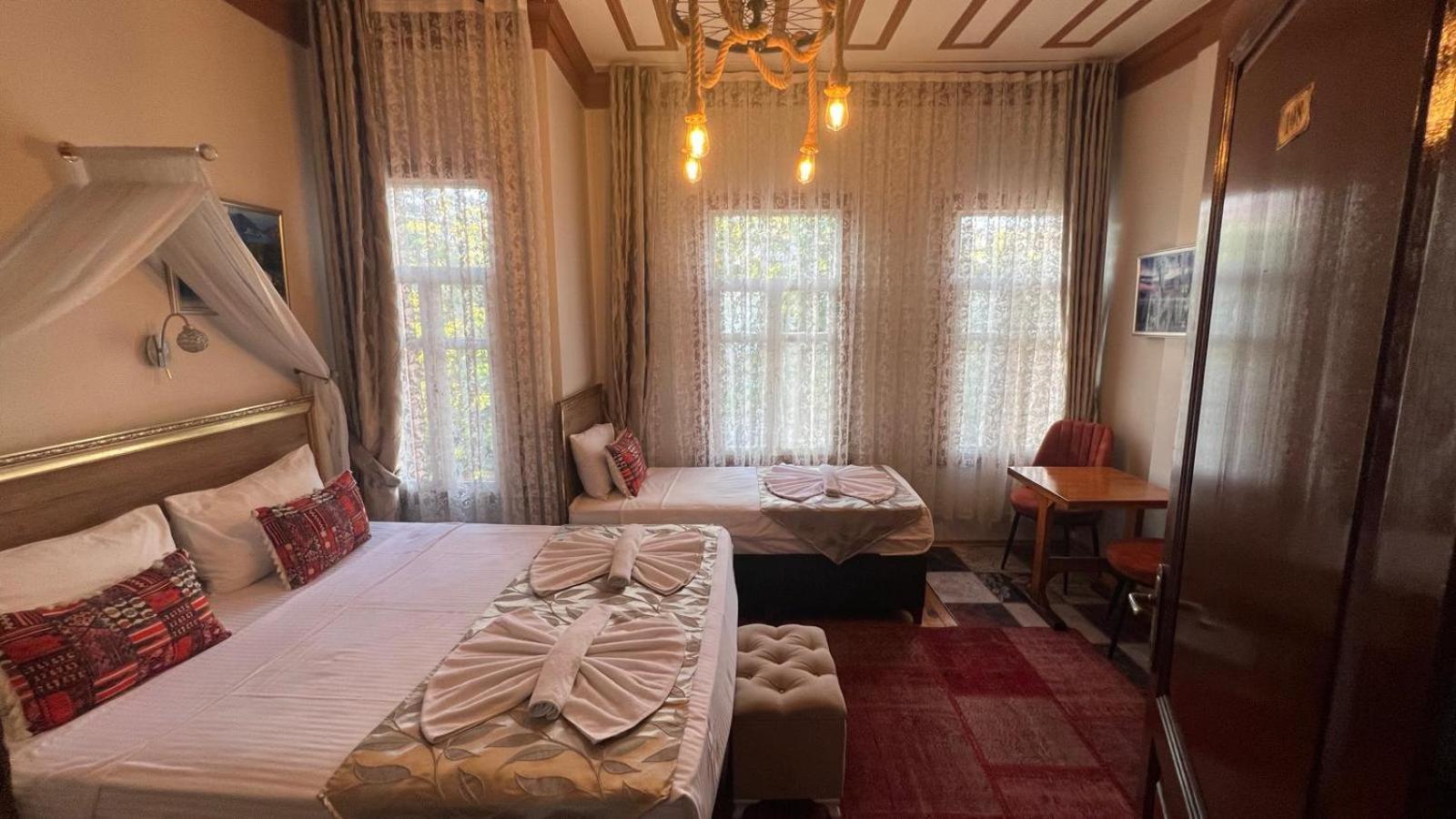 April Hotel Istanbul Bagian luar foto