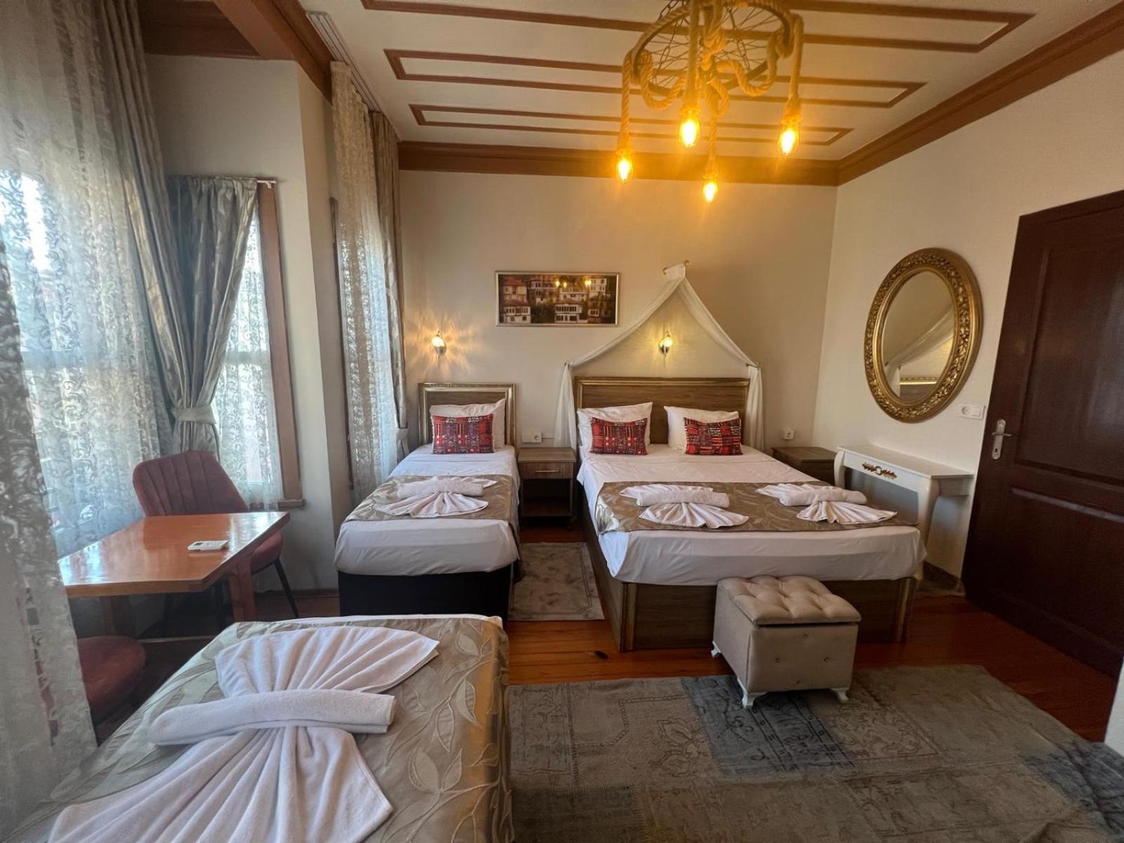 April Hotel Istanbul Bagian luar foto