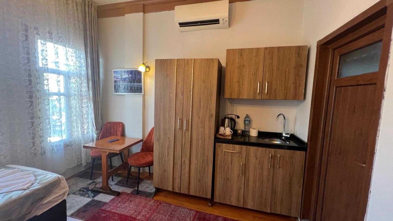 April Hotel Istanbul Bagian luar foto