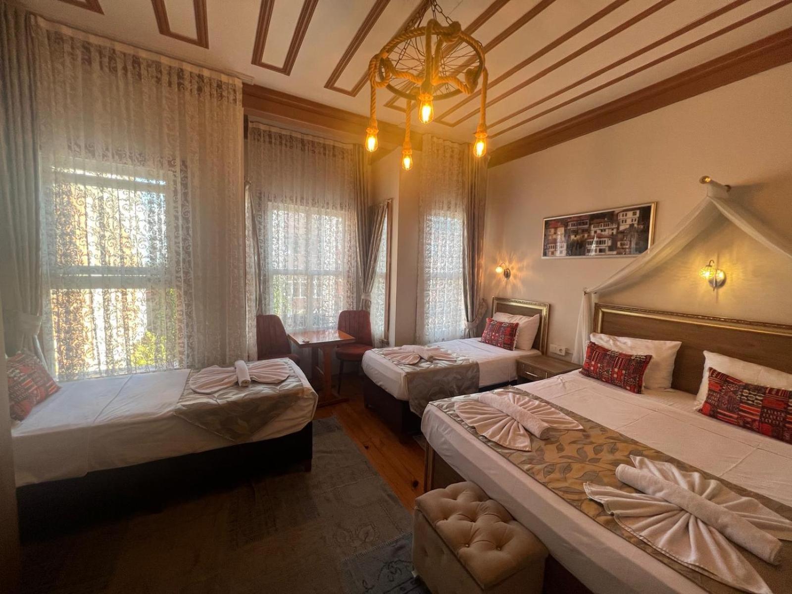 April Hotel Istanbul Bagian luar foto