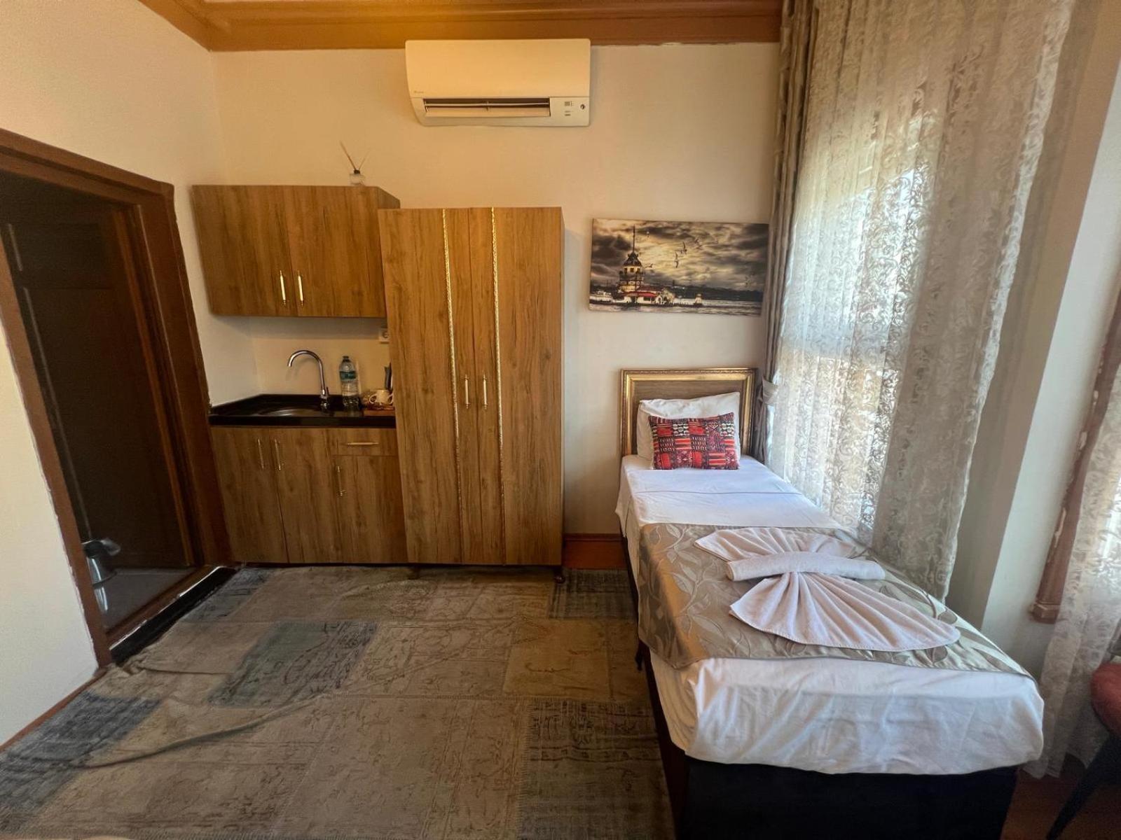 April Hotel Istanbul Bagian luar foto