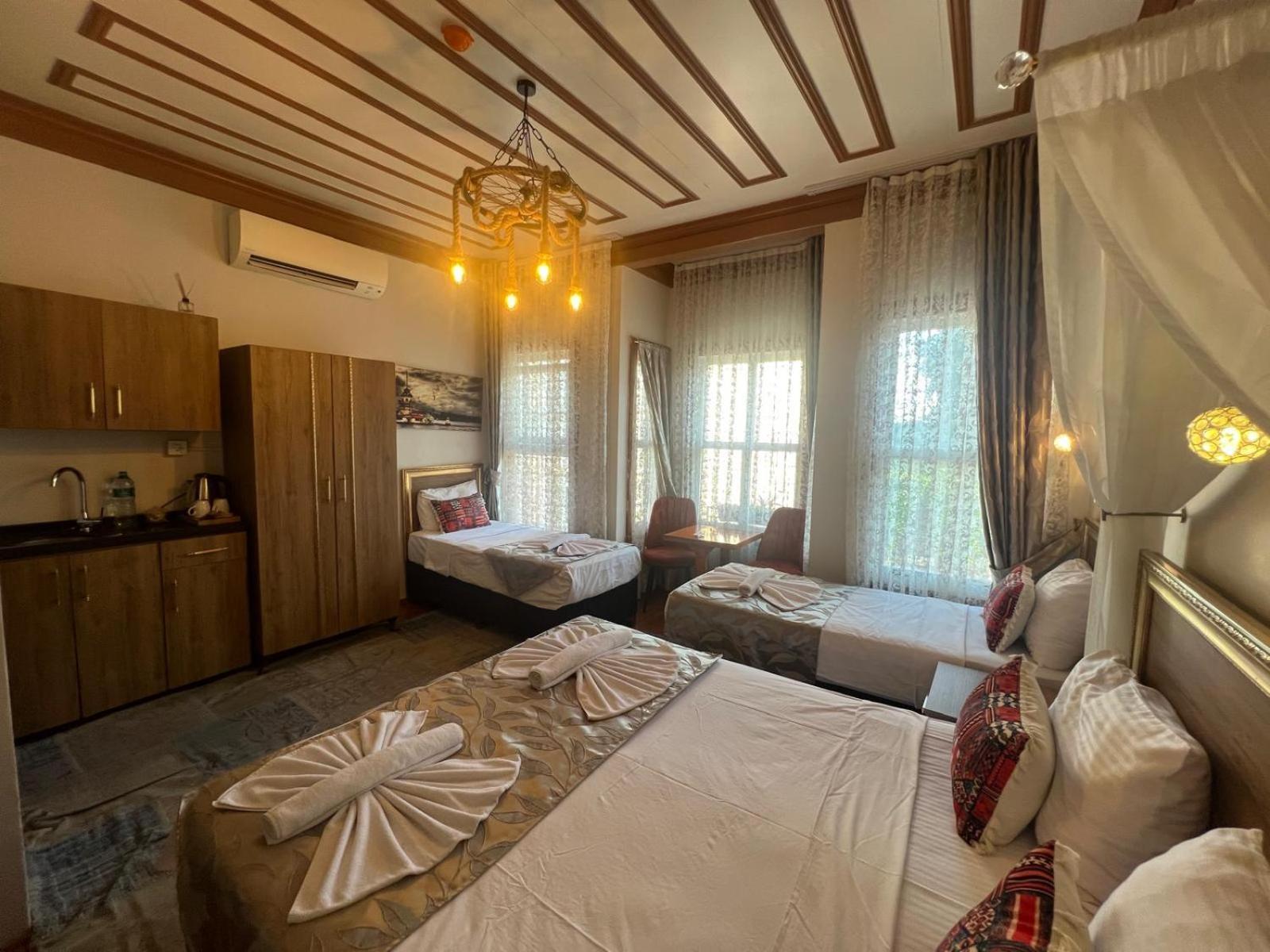 April Hotel Istanbul Bagian luar foto