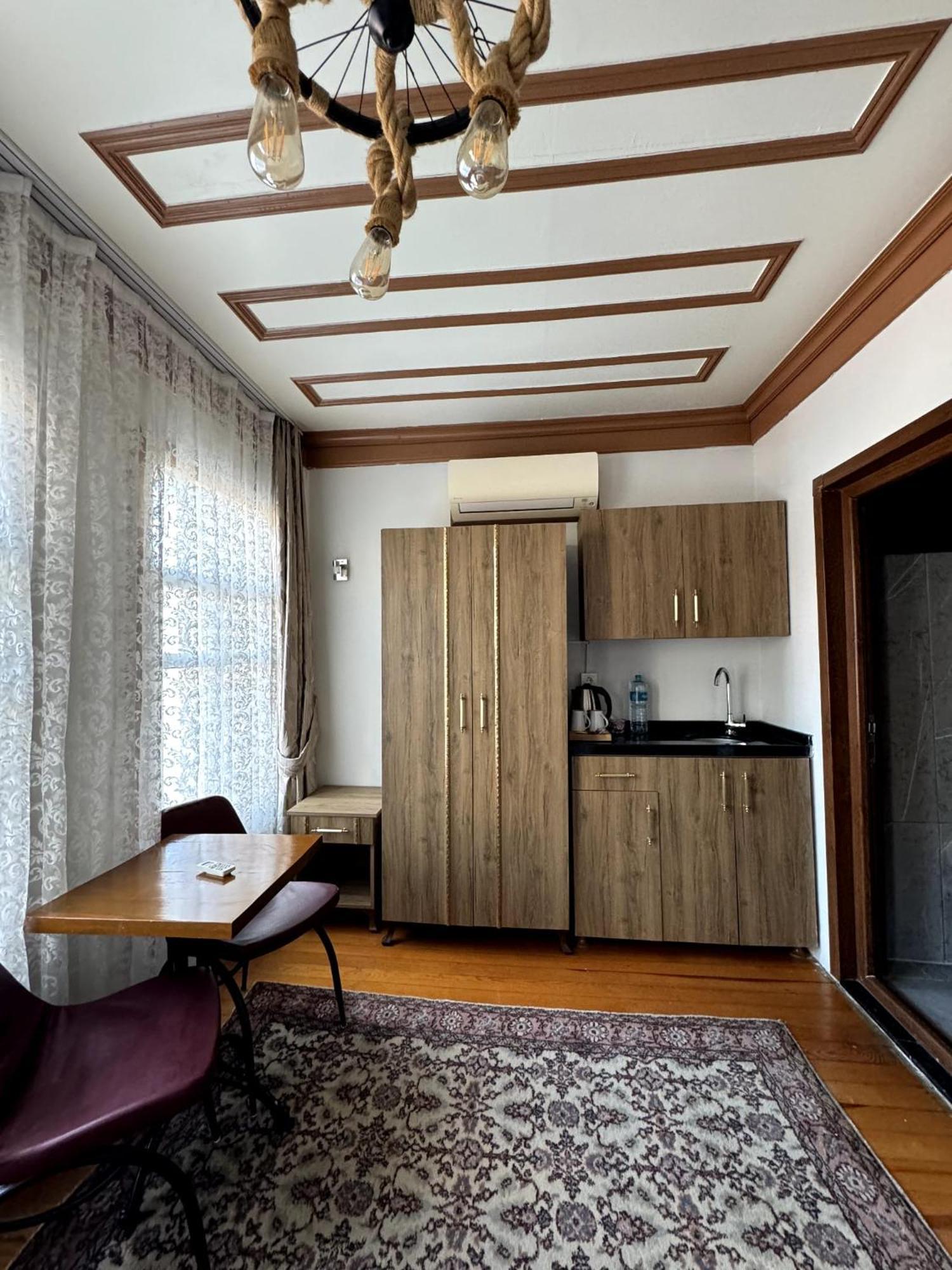 April Hotel Istanbul Bagian luar foto